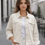 Chaqueta vaquera estilo boyfriend con bajo peplum y botones a tono