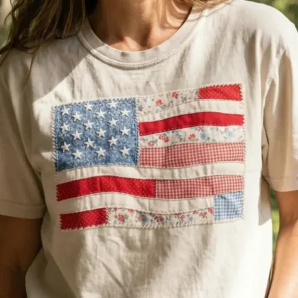 Camiseta de Colores Cómodos con Textura Falsa de Bandera Americana en Parche.