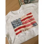 Camiseta de Colores Cómodos con Textura Falsa de Bandera Americana en Parche. - Imagen 2